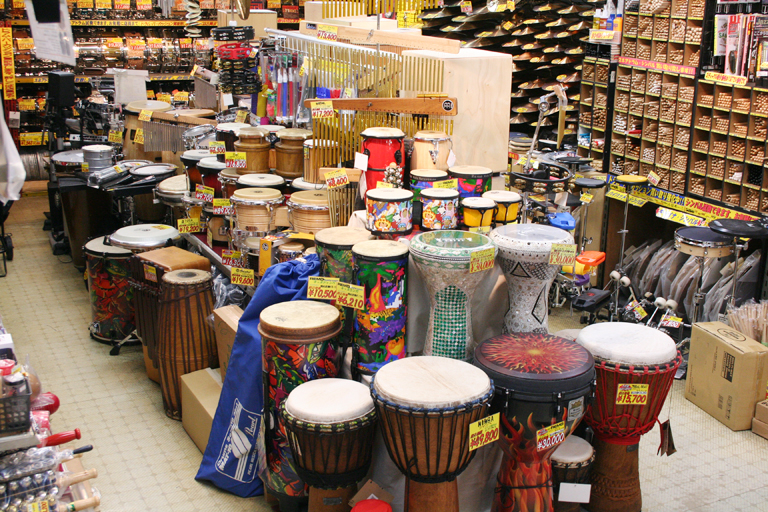 ドラムフロア　数多くのドラム・パーカッションと豊富な在庫
